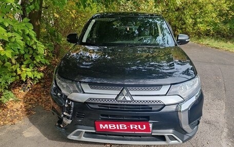 Mitsubishi Outlander III рестайлинг 3, 2019 год, 1 400 000 рублей, 1 фотография