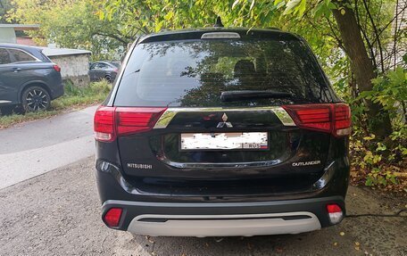 Mitsubishi Outlander III рестайлинг 3, 2019 год, 1 400 000 рублей, 2 фотография
