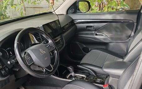 Mitsubishi Outlander III рестайлинг 3, 2019 год, 1 400 000 рублей, 6 фотография