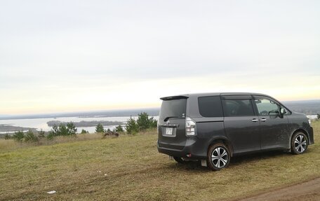 Toyota Voxy II, 2011 год, 1 200 000 рублей, 2 фотография