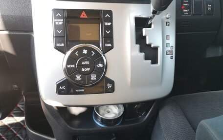 Toyota Voxy II, 2011 год, 1 200 000 рублей, 14 фотография