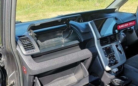 Toyota Voxy II, 2011 год, 1 200 000 рублей, 13 фотография