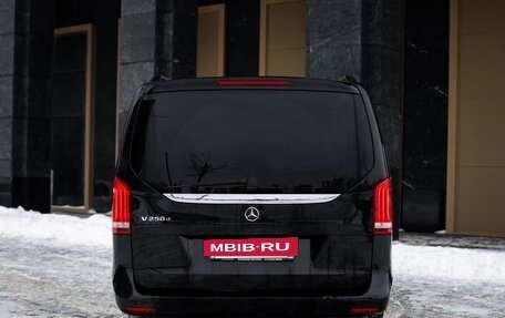 Mercedes-Benz V-Класс, 2016 год, 3 850 000 рублей, 4 фотография