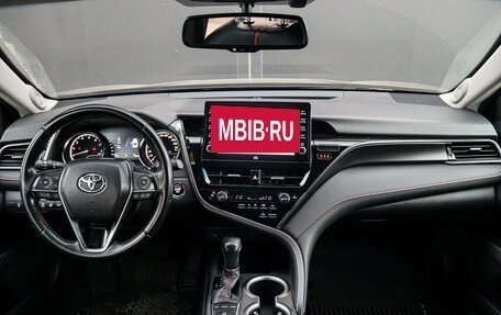 Toyota Camry, 2022 год, 3 950 000 рублей, 10 фотография