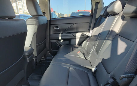 Mitsubishi Outlander III рестайлинг 3, 2018 год, 3 200 000 рублей, 16 фотография