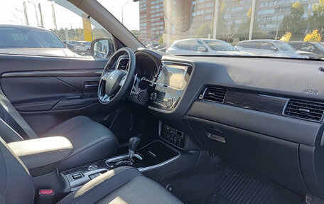 Mitsubishi Outlander III рестайлинг 3, 2018 год, 3 200 000 рублей, 15 фотография