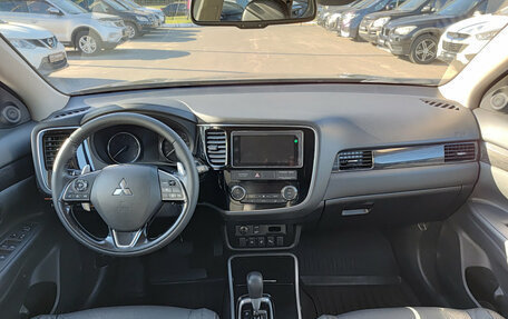 Mitsubishi Outlander III рестайлинг 3, 2018 год, 3 200 000 рублей, 18 фотография
