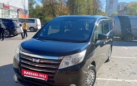Toyota Noah III, 2014 год, 1 800 000 рублей, 3 фотография