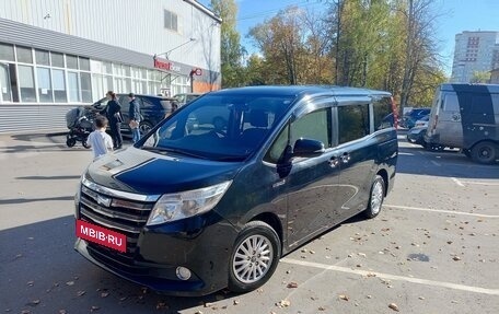 Toyota Noah III, 2014 год, 1 800 000 рублей, 2 фотография