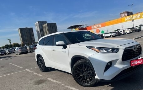 Toyota Highlander, 2022 год, 4 300 000 рублей, 5 фотография