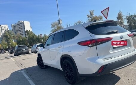 Toyota Highlander, 2022 год, 4 300 000 рублей, 4 фотография