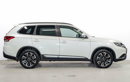 Mitsubishi Outlander III рестайлинг 3, 2021 год, 2 650 000 рублей, 4 фотография