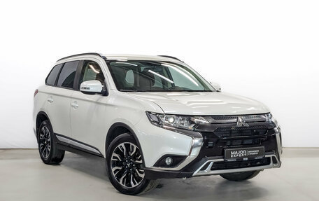Mitsubishi Outlander III рестайлинг 3, 2021 год, 2 650 000 рублей, 3 фотография