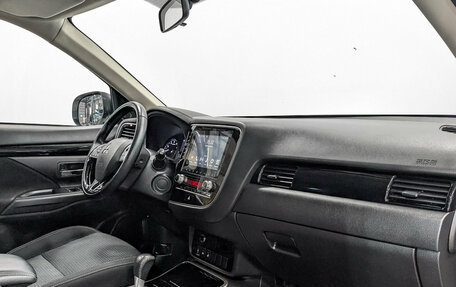 Mitsubishi Outlander III рестайлинг 3, 2021 год, 2 650 000 рублей, 13 фотография