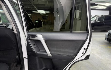 Toyota Land Cruiser Prado 150 рестайлинг 2, 2018 год, 3 700 000 рублей, 13 фотография