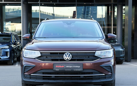 Volkswagen Tiguan II, 2021 год, 2 230 000 рублей, 2 фотография