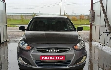 Hyundai Solaris II рестайлинг, 2013 год, 405 000 рублей, 1 фотография