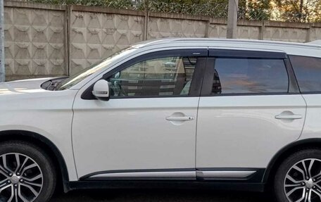 Mitsubishi Outlander III рестайлинг 3, 2018 год, 1 600 000 рублей, 2 фотография