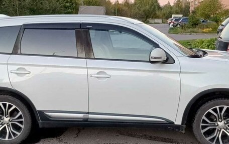 Mitsubishi Outlander III рестайлинг 3, 2018 год, 1 600 000 рублей, 6 фотография