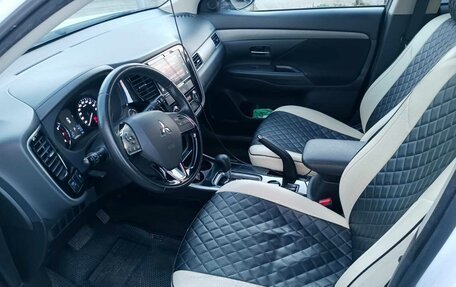 Mitsubishi Outlander III рестайлинг 3, 2018 год, 1 600 000 рублей, 5 фотография