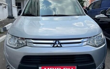 Mitsubishi Outlander III рестайлинг 3, 2014 год, 1 450 000 рублей, 13 фотография