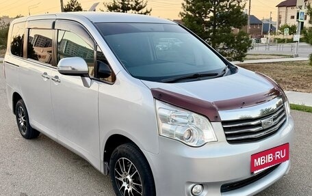 Toyota Noah III, 2010 год, 1 350 000 рублей, 1 фотография