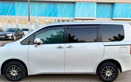 Toyota Noah III, 2010 год, 1 350 000 рублей, 4 фотография