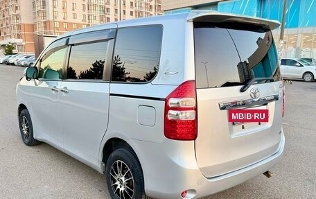 Toyota Noah III, 2010 год, 1 350 000 рублей, 5 фотография