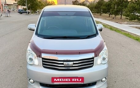 Toyota Noah III, 2010 год, 1 350 000 рублей, 2 фотография