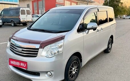 Toyota Noah III, 2010 год, 1 350 000 рублей, 3 фотография