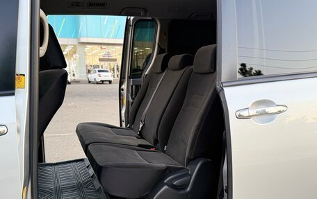 Toyota Noah III, 2010 год, 1 350 000 рублей, 23 фотография