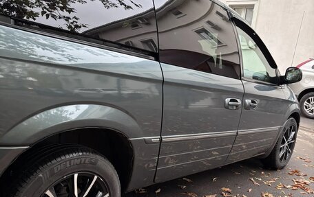 Chrysler Town & Country IV, 2005 год, 960 000 рублей, 6 фотография