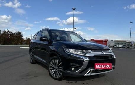 Mitsubishi Outlander III рестайлинг 3, 2019 год, 1 650 000 рублей, 2 фотография