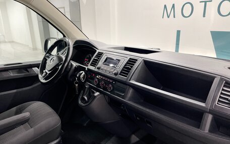 Volkswagen Caravelle T6 рестайлинг, 2016 год, 2 750 000 рублей, 19 фотография