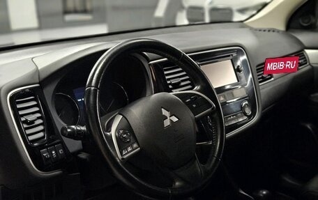 Mitsubishi Outlander III рестайлинг 3, 2013 год, 1 730 000 рублей, 14 фотография