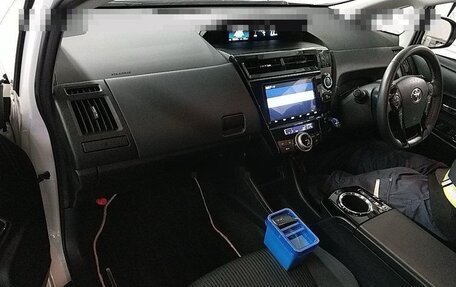 Toyota Prius Alpha I (ZVW40/41), 2020 год, 2 350 000 рублей, 7 фотография