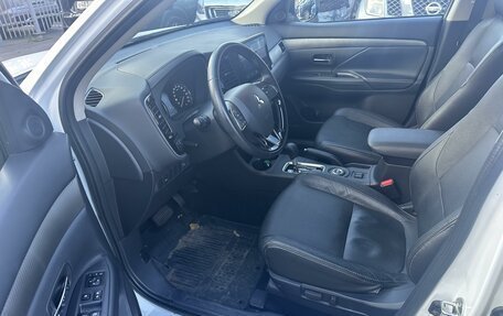 Mitsubishi Outlander III рестайлинг 3, 2015 год, 1 799 000 рублей, 8 фотография