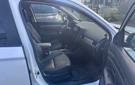 Mitsubishi Outlander III рестайлинг 3, 2015 год, 1 799 000 рублей, 6 фотография