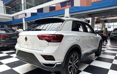 Volkswagen T-Roc I, 2022 год, 1 966 666 рублей, 4 фотография