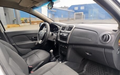 Renault Logan II, 2015 год, 650 000 рублей, 3 фотография