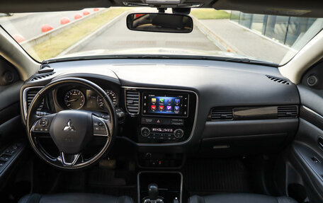 Mitsubishi Outlander III рестайлинг 3, 2018 год, 1 948 777 рублей, 11 фотография