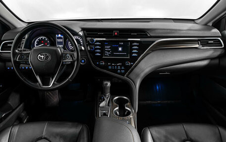 Toyota Camry, 2018 год, 2 590 000 рублей, 16 фотография