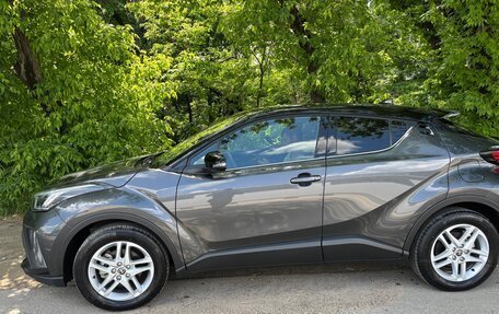 Toyota C-HR I рестайлинг, 2022 год, 2 710 000 рублей, 3 фотография
