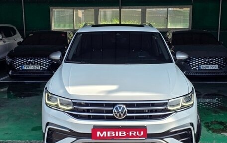 Volkswagen Tiguan II, 2023 год, 2 400 000 рублей, 2 фотография