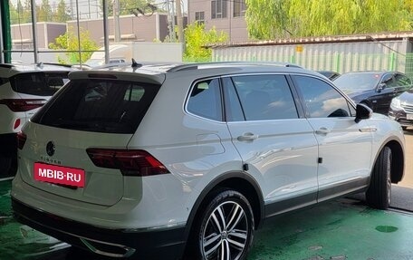 Volkswagen Tiguan II, 2023 год, 2 400 000 рублей, 3 фотография
