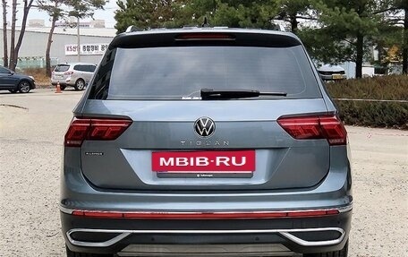 Volkswagen Tiguan II, 2023 год, 2 450 000 рублей, 4 фотография