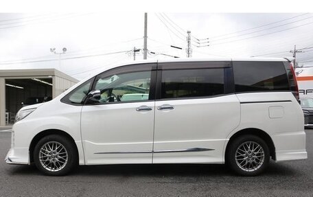 Toyota Noah III, 2021 год, 2 050 000 рублей, 8 фотография