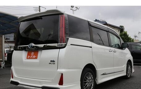 Toyota Noah III, 2021 год, 2 050 000 рублей, 5 фотография