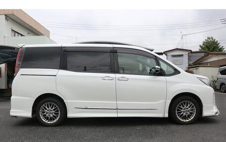 Toyota Noah III, 2021 год, 2 050 000 рублей, 4 фотография