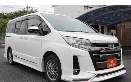 Toyota Noah III, 2021 год, 2 050 000 рублей, 3 фотография